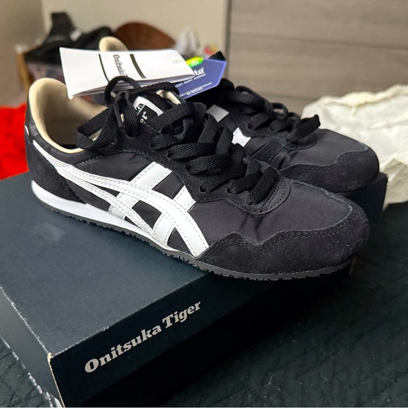 Onitsuka Tiger Serrano Black and White Shoes - Picture 1 of 5